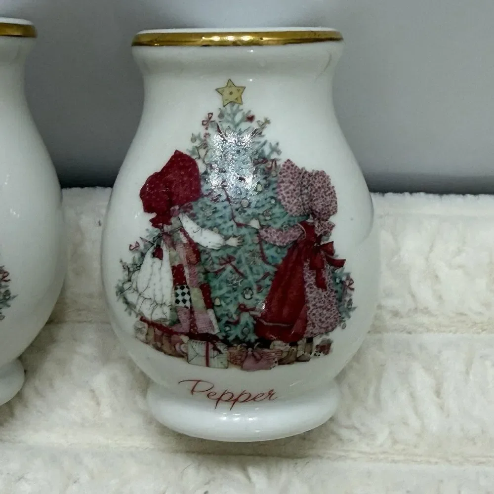Vintage Holly Hobbie Salt/Pepper Shakers Ceramic Porcelain Gold Trim Christmas